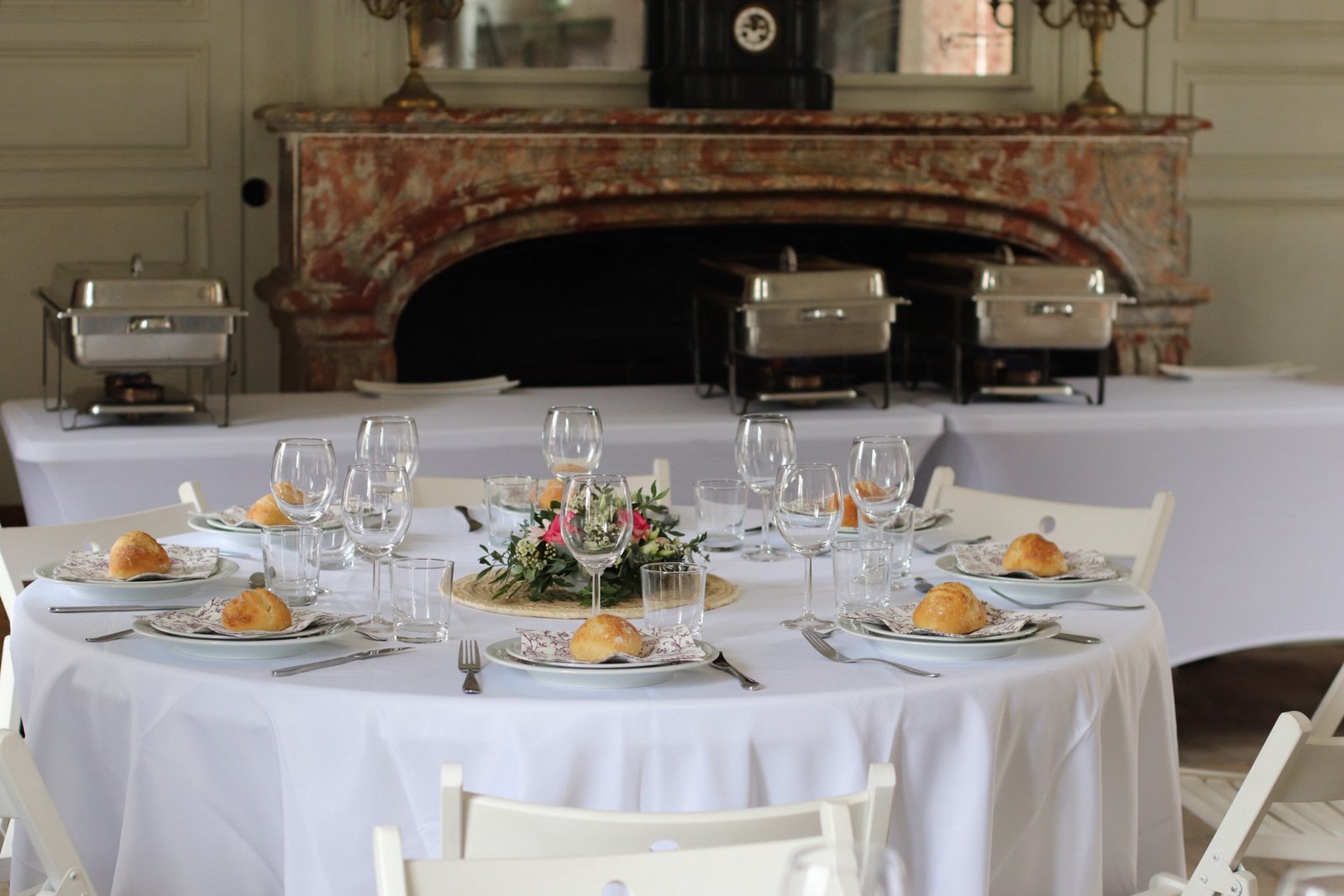 Buffet chaud pour un mariage civil dans un moulin près de Nemours