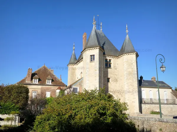 Villeneuve-sur-Yonne : Une Cité Médiévale Chargée d'Histoire