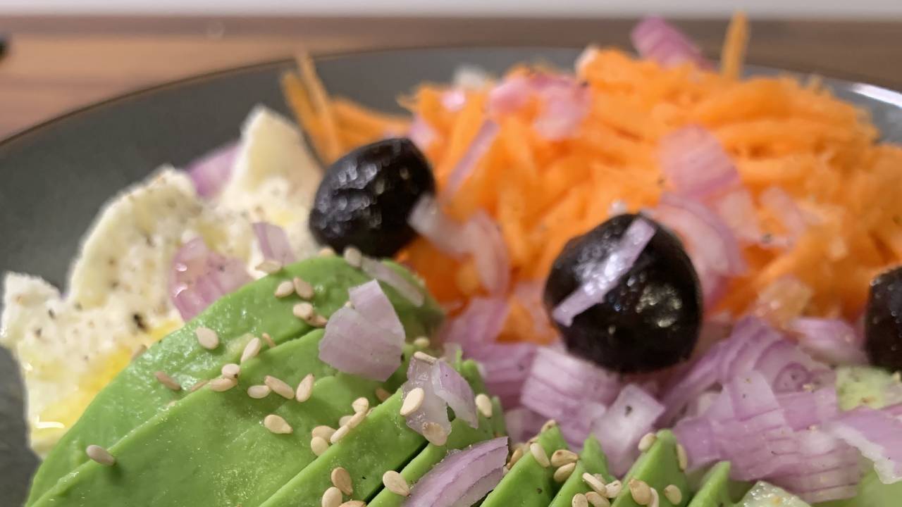 salade-carottes-avocats-olives-mozzarella-concombre