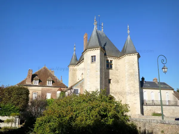 Villeneuve-sur-Yonne : Une Cité Médiévale Chargée d’Histoire